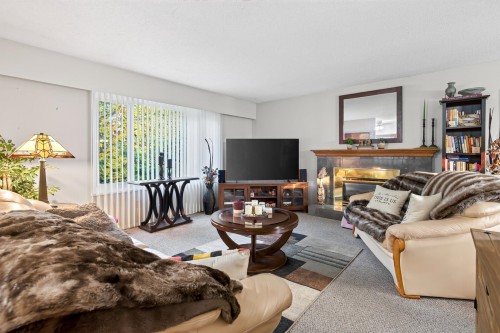 1614 Connaught Drive, Port Coquitlam, BC - Indoor Photo Showing Living Room