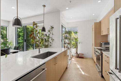 101-2242 Marine Drive  West Vancouver, BC V7V 1K4
