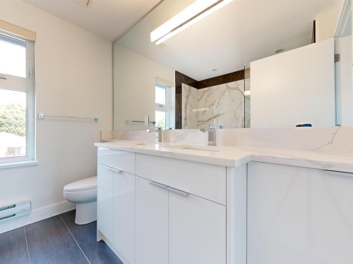 2731 Duke St, Vancouver, BC - Indoor Photo Showing Bathroom