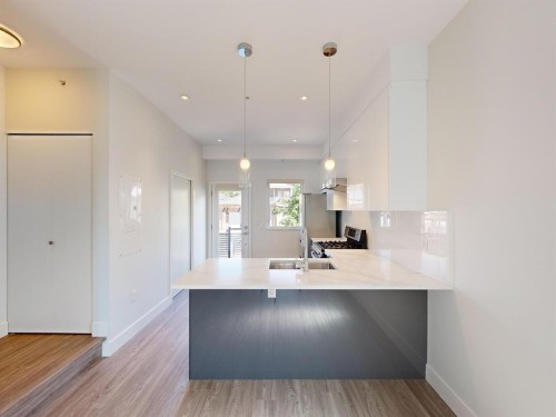 2731 Duke St, Vancouver, BC - Indoor Photo Showing Kitchen With Upgraded Kitchen