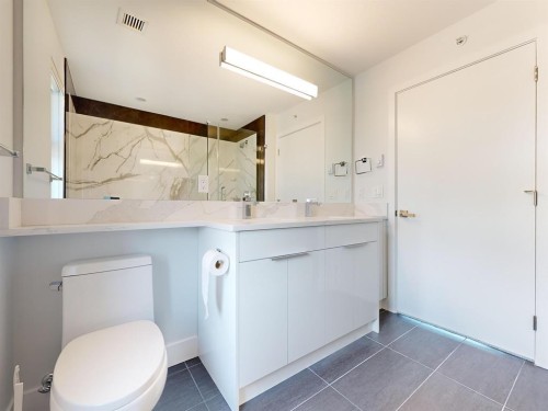2731 Duke St, Vancouver, BC - Indoor Photo Showing Bathroom