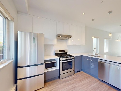 2731 Duke St, Vancouver, BC - Indoor Photo Showing Kitchen With Double Sink With Upgraded Kitchen