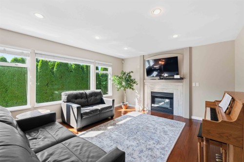 23500 109 Avenue, Maple Ridge, BC - Indoor Photo Showing Living Room With Fireplace