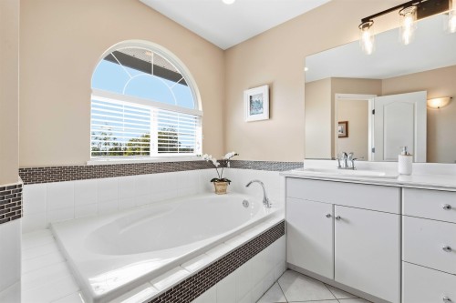 23500 109 Avenue, Maple Ridge, BC - Indoor Photo Showing Bathroom
