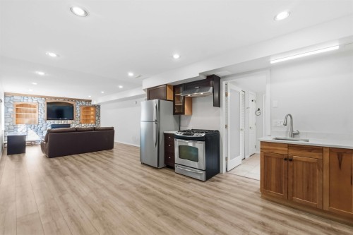 23500 109 Avenue, Maple Ridge, BC - Indoor Photo Showing Kitchen