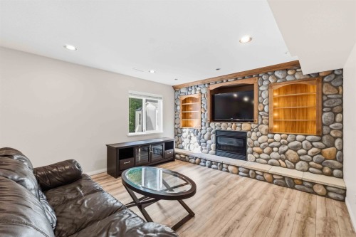 23500 109 Avenue, Maple Ridge, BC - Indoor Photo Showing Living Room With Fireplace