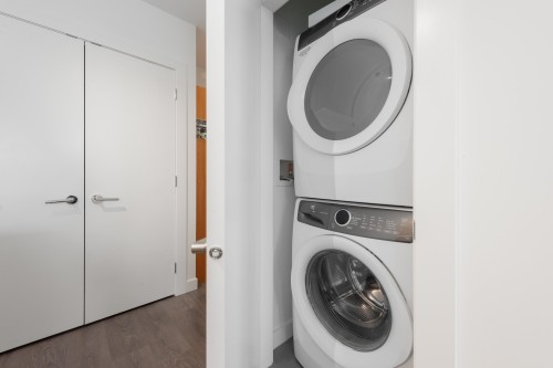 3601-657 Whiting Way, Coquitlam, BC - Indoor Photo Showing Laundry Room