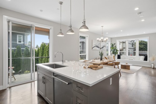 2020 Carson Court, North Vancouver, BC - Indoor Photo Showing Kitchen With Upgraded Kitchen