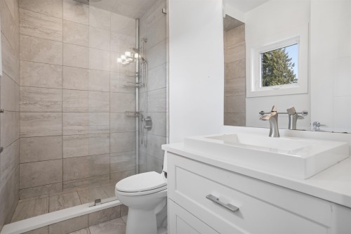 2020 Carson Court, North Vancouver, BC - Indoor Photo Showing Bathroom