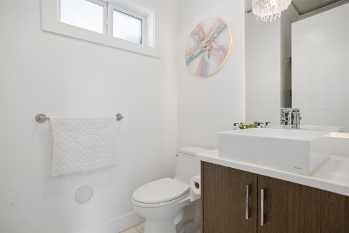 2020 Carson Court, North Vancouver, BC - Indoor Photo Showing Bathroom