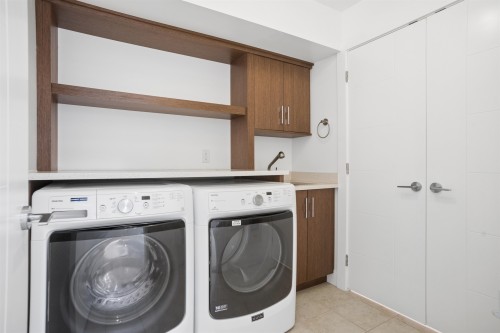 2020 Carson Court, North Vancouver, BC - Indoor Photo Showing Laundry Room