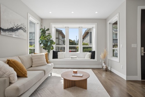 2020 Carson Court, North Vancouver, BC - Indoor Photo Showing Living Room