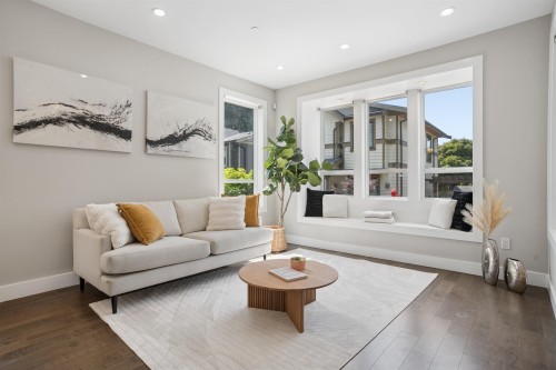 2020 Carson Court, North Vancouver, BC - Indoor Photo Showing Living Room