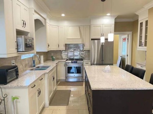 8555-No 2 Road, Richmond, BC - Indoor Photo Showing Kitchen With Double Sink With Upgraded Kitchen