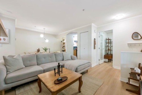 2-1071 Lynn Valley Road, North Vancouver, BC - Indoor Photo Showing Living Room
