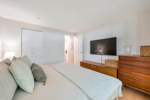 2-1071 Lynn Valley Road, North Vancouver, BC - Indoor Photo Showing Bedroom