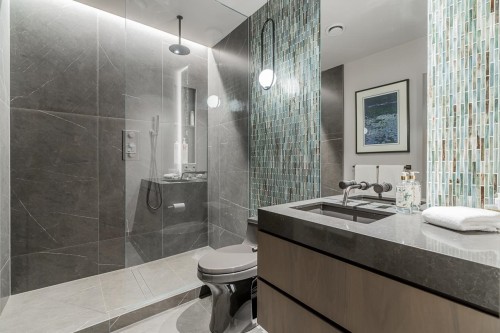 2870 Marine Drive Sw, Vancouver, BC - Indoor Photo Showing Bathroom