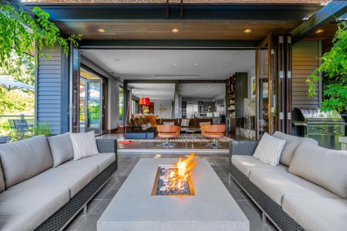 2870 Marine Drive Sw, Vancouver, BC - Indoor Photo Showing Living Room