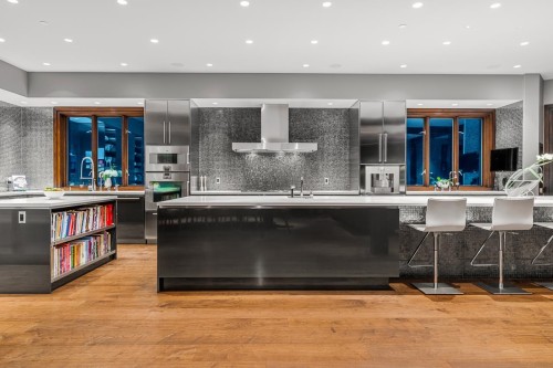 2870 Marine Drive Sw, Vancouver, BC - Indoor Photo Showing Kitchen With Upgraded Kitchen