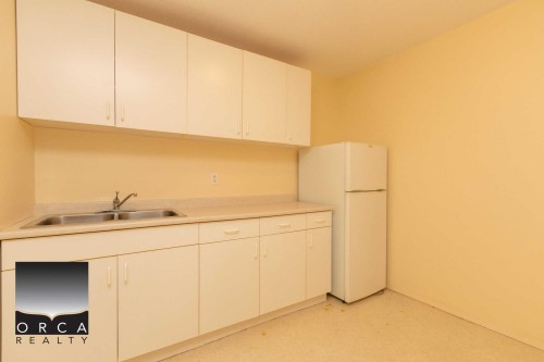 3015 Griffin Place, North Vancouver, BC - Indoor Photo Showing Kitchen With Double Sink