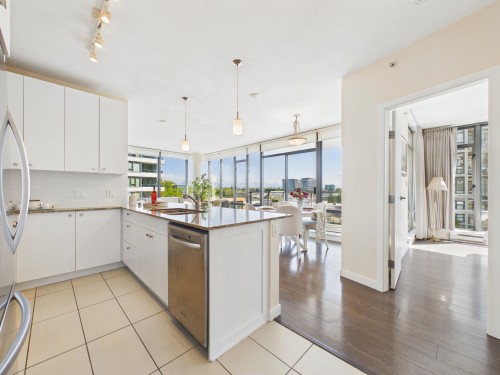 708-7360 Elmbridge Way, Richmond, BC - Indoor Photo Showing Kitchen With Upgraded Kitchen