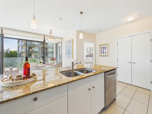 708-7360 Elmbridge Way, Richmond, BC - Indoor Photo Showing Kitchen With Double Sink With Upgraded Kitchen
