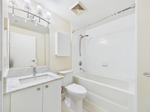 708-7360 Elmbridge Way, Richmond, BC - Indoor Photo Showing Bathroom
