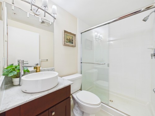 708-7360 Elmbridge Way, Richmond, BC - Indoor Photo Showing Bathroom