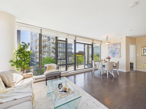 708-7360 Elmbridge Way, Richmond, BC - Indoor Photo Showing Living Room