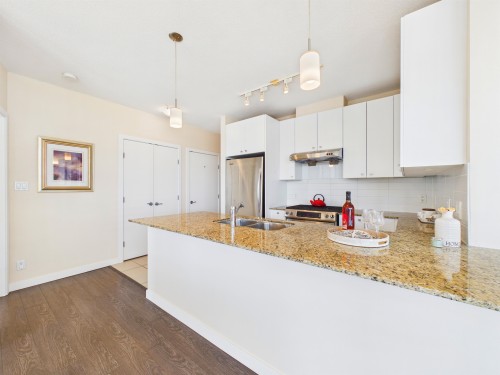 708-7360 Elmbridge Way, Richmond, BC - Indoor Photo Showing Kitchen With Double Sink
