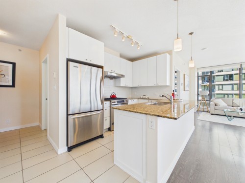 708-7360 Elmbridge Way, Richmond, BC - Indoor Photo Showing Kitchen With Upgraded Kitchen