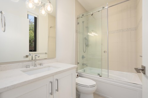 7380 Ashburn Street, Vancouver, BC - Indoor Photo Showing Bathroom