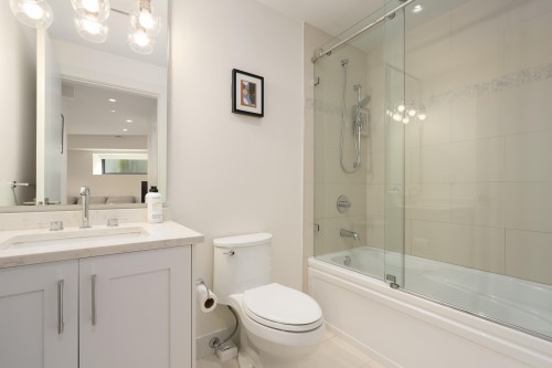 7380 Ashburn Street, Vancouver, BC - Indoor Photo Showing Bathroom