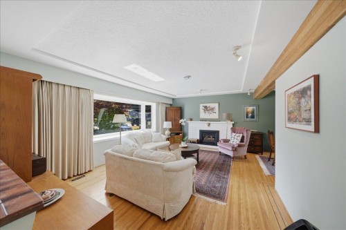 1388 Cambridge Drive, Coquitlam, BC - Indoor Photo Showing Living Room With Fireplace