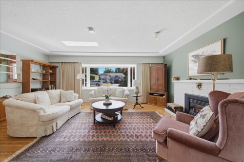 1388 Cambridge Drive, Coquitlam, BC - Indoor Photo Showing Living Room With Fireplace
