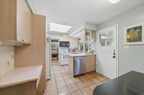 1388 Cambridge Drive, Coquitlam, BC - Indoor Photo Showing Kitchen