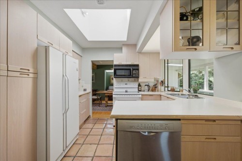 1388 Cambridge Drive, Coquitlam, BC - Indoor Photo Showing Kitchen With Double Sink