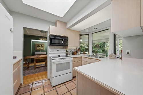 1388 Cambridge Drive, Coquitlam, BC - Indoor Photo Showing Kitchen With Double Sink