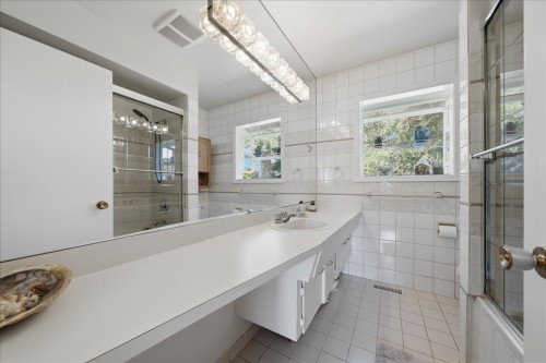 1388 Cambridge Drive, Coquitlam, BC - Indoor Photo Showing Bathroom