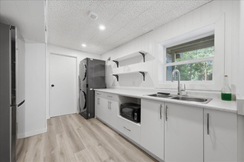1388 Cambridge Drive, Coquitlam, BC - Indoor Photo Showing Kitchen With Double Sink