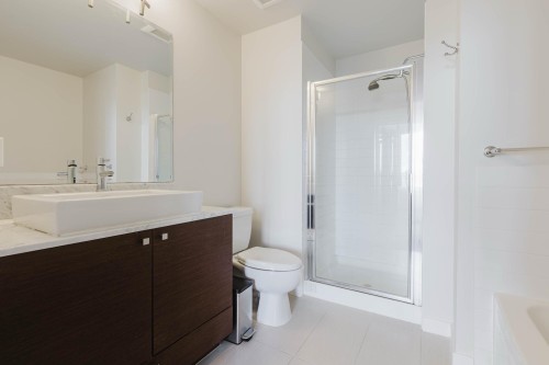 2204-110 Brew Street, Port Moody, BC - Indoor Photo Showing Bathroom