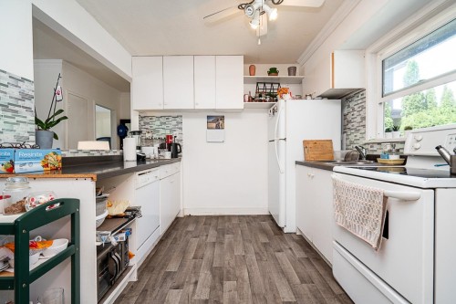 711 Alderson Avenue, Coquitlam, BC - Indoor Photo Showing Kitchen
