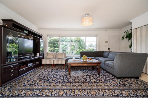 711 Alderson Avenue, Coquitlam, BC - Indoor Photo Showing Living Room