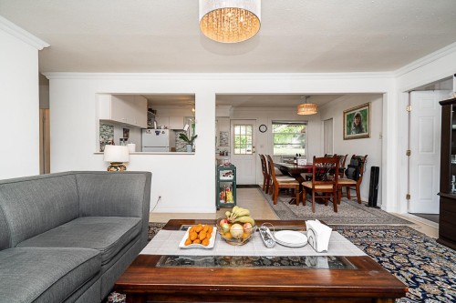 711 Alderson Avenue, Coquitlam, BC - Indoor Photo Showing Living Room