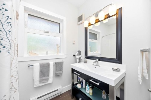 1-5778 Marine Way, Sechelt, BC - Indoor Photo Showing Bathroom