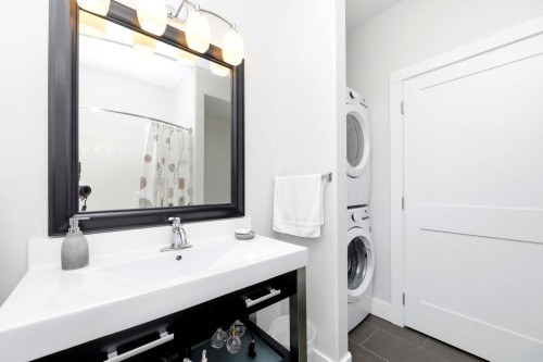 1-5778 Marine Way, Sechelt, BC - Indoor Photo Showing Laundry Room