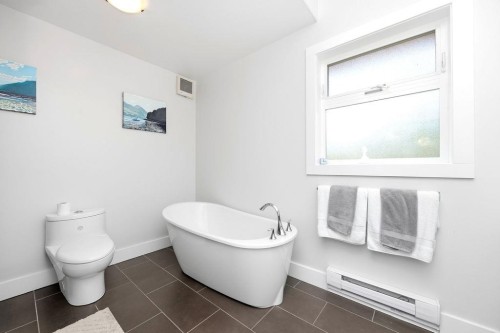 1-5778 Marine Way, Sechelt, BC - Indoor Photo Showing Bathroom
