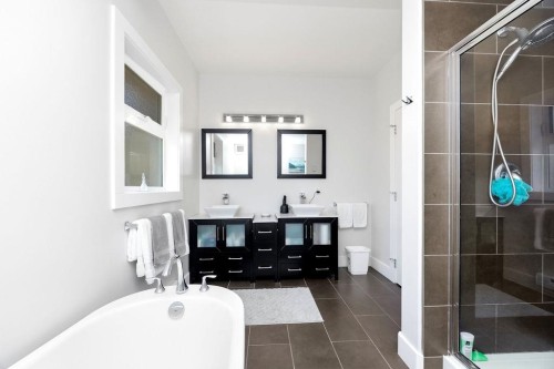 1-5778 Marine Way, Sechelt, BC - Indoor Photo Showing Bathroom