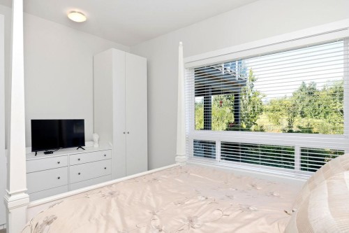1-5778 Marine Way, Sechelt, BC - Indoor Photo Showing Bedroom