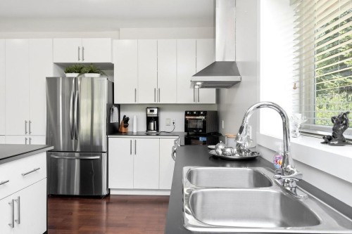 1-5778 Marine Way, Sechelt, BC - Indoor Photo Showing Kitchen With Double Sink